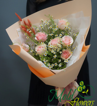 Букет из полевых ромашек и розовых роз ,,Нежность'' Фото 394x433